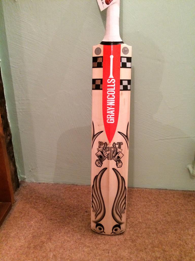 Thankyou <a href="/LeadingEdgeCric/">Leading Edge Cricket</a> <a href="/graynics/">Gray-Nicolls</a> @GNCktTeamwear for this new #lucky7 great artwork stickers ! #ptlucky7 #graynics
