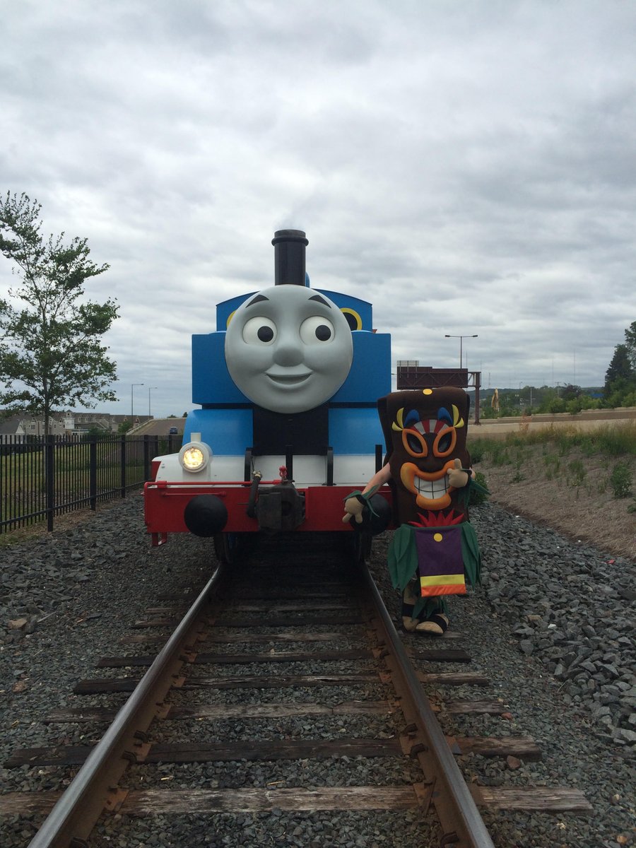 Edgewaterduluth's tweet photo. Look who made a new Best Bud!! So excited! #bestbuds #findyourlocaltiki @IOLSDuluth @duluthtrains @Glensheen @LS_Zoo http://t.co/5ghrLGF231