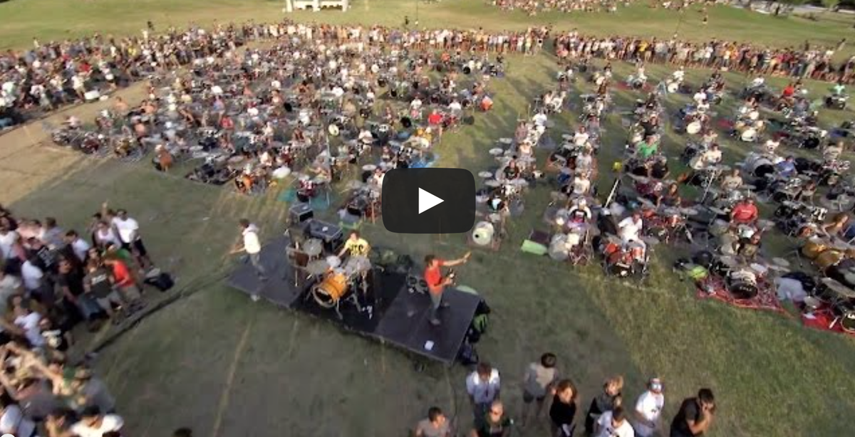 DeevyLab's tweet image. THIS.IS.AMAZING! 1000 musicians Play Learn to Fly!
[Video] deevylab.com/2015/07/30/100…