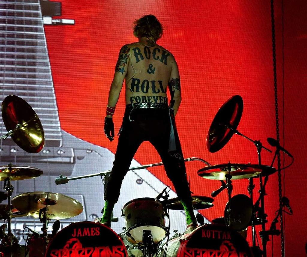 KerryT69's tweet photo. @JKottak ☆☆Pics we took of you @RamblinManFair You are an awesome showman and mesmerised everytime we see you play♡☆☆ http://t.co/nW7jnf8uR2