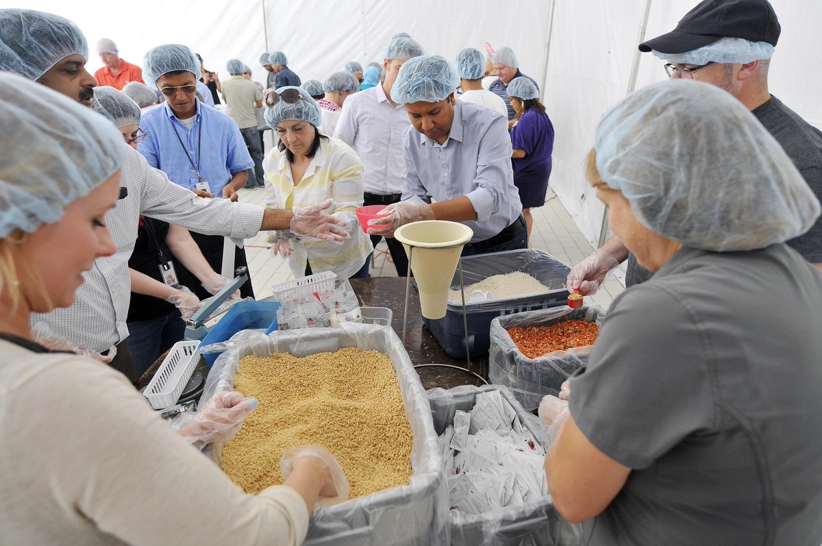 HPE_Networking's tweet photo. Thanks to all the #Juniper employees who came out to pack thousands of meals for @stophungernow today! #JuniperWay http://t.co/FBDM5IIWbE
