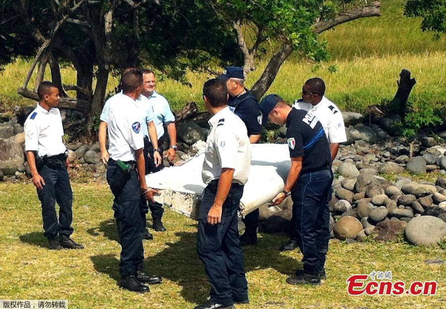 ChinaLive_NA's tweet photo. Debris consistent with a Boeing 777 like MH370 http://t.co/QOgK6r6pi9