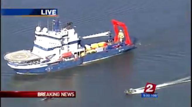 collinrees's tweet image. Hundreds of protesters shouting, "STOP THAT BOAT!" as Fennica heads downriver toward bridge. #ShellNo #PDXvsShell