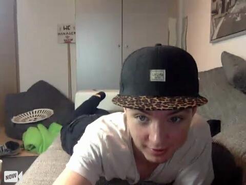 kimijohn1708web's tweet photo. 🔴 LIVE @dielochis sendet auf #YouNow - http://t.co/75A2YBvg1e http://t.co/B48qNKcREw