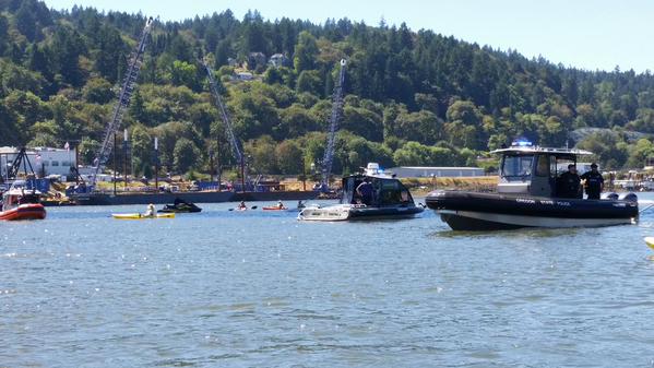 collinrees's tweet image. Rope rescue team now mobilizing to arrest #ShellNo activists. Kayaktivists being arrested on the water. #PDXvsShell