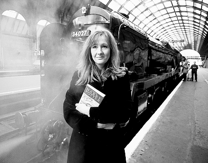Hogwartssite's tweet image. La creadora de la saga de Harry Potter cumple hoy 50 años. Gracias por llenarnos de magia. #HappyBirthdayJKRowling