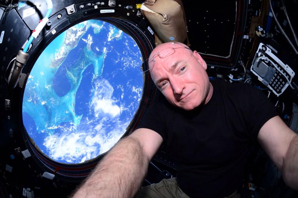 StationCDRKelly's tweet image. Weekend plans? Join me on @Twitter this Saturday at 3pm ET, and I&apos;ll answer your Qs about my #YearInSpace so far.