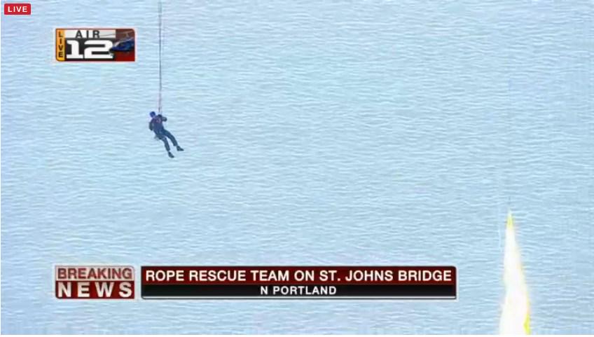 tripinfool's tweet image. LIVE
#ShellNo 
#ShellNoPDX 
#SaveTheArctic 
feed.matthewkeys.net/live2/ 
Portland Fire Dep. repelling down to Protestors