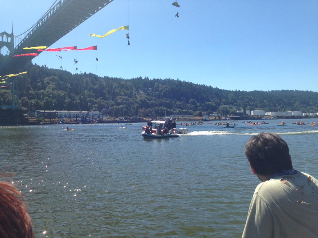 crystalatencio's tweet image. Coast Guard veers close to a boat full of  activists. #Portland #ShellNoPDX #kayaktivists #ShellNo