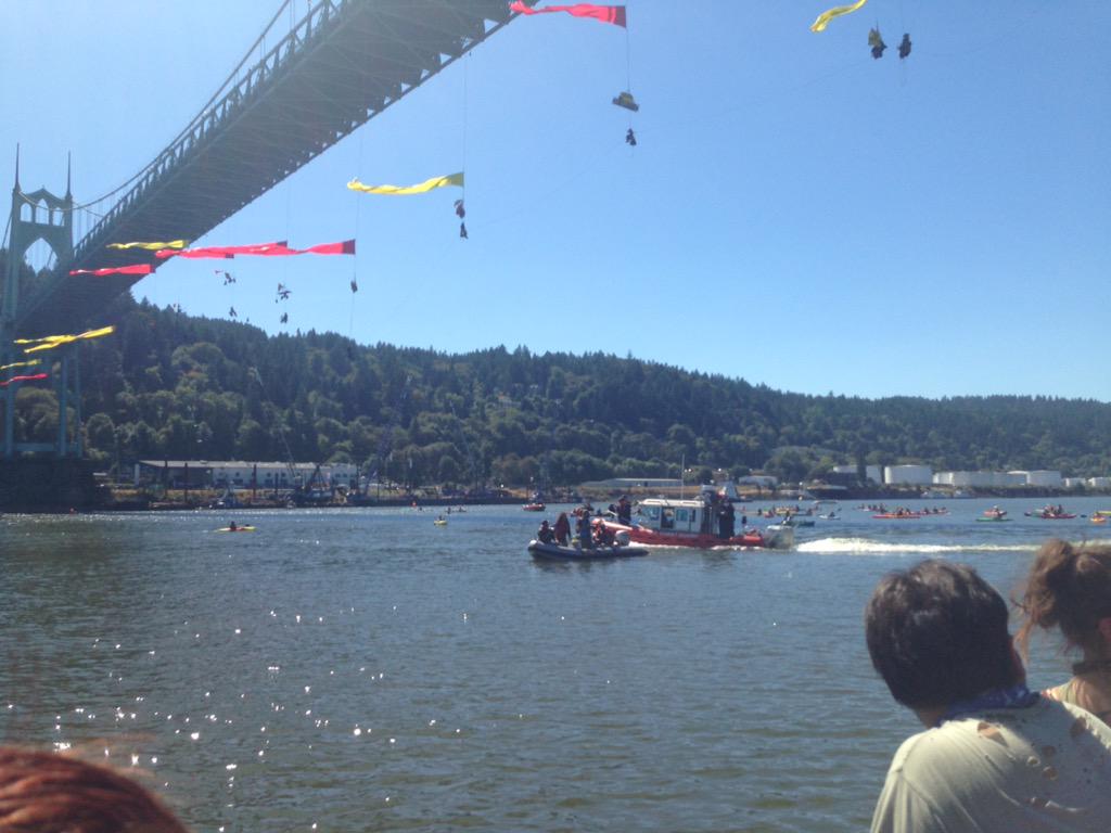 crystalatencio's tweet image. Coast Guard veers close to a boat full of  activists. #Portland #ShellNoPDX #kayaktivists #ShellNo