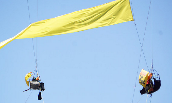 OPB_Sci_Env's tweet image. UPDATE: Police to remove #shell oil activists from bridge says @greenpeaceusa earthfix.info/news/article/p… #PDXvsShell