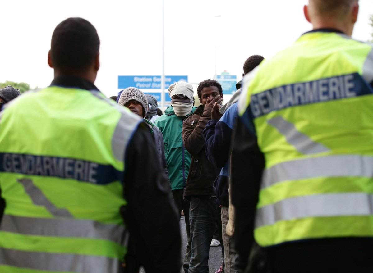 itvnews's tweet photo. French security block migrants as disturbances in Calais continue into fourth night
http://t.co/dSjPp3N3nG http://t.co/g2ZXFDgDCA