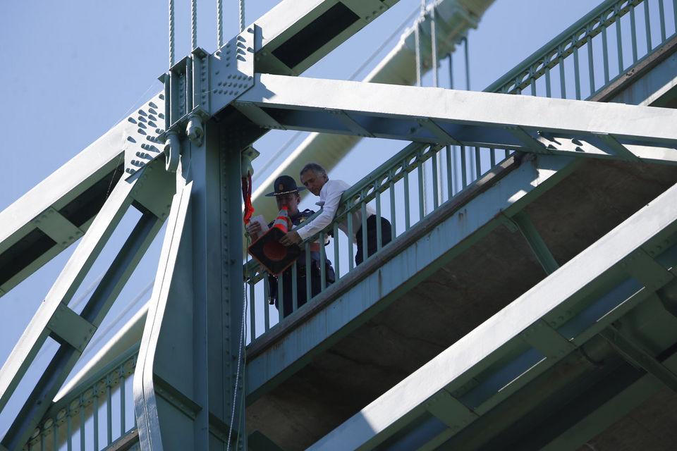 mrhaberman's tweet image. Latest on Greenpeace protest developments: Authorities moving in. 
bit.ly/1MAs0UF
#ShellNoPDX