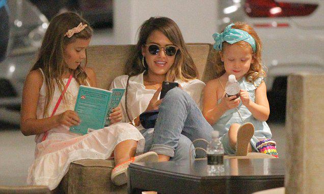 DailyMailCeleb's tweet image. Jessica Alba hits out at 'mean girl' moms who criticize women who don't breastfeed 
dailym.ai/1Ua6GXt