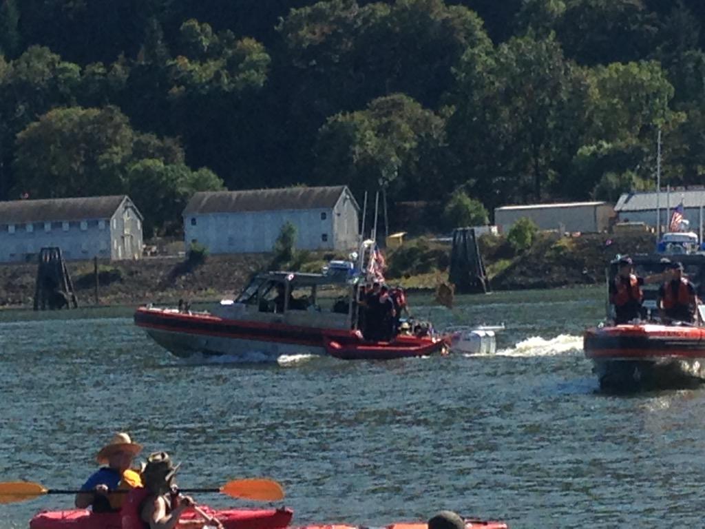 michaelbivins44's tweet image. Coast Guard took over this kayak an are taking off with it for some reason. #ShellNoPDX #PDXvsShell #ShellNo