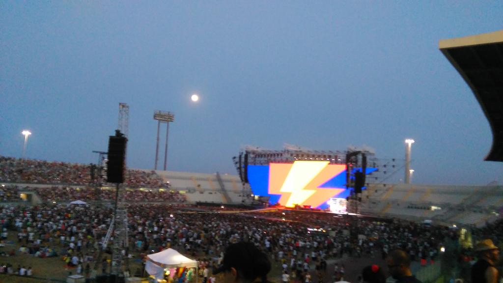 stefania_cl's tweet photo. #lorenzoneglistadi2015 @lorenzojova  con la luna piena da sfondo :-) http://t.co/MAeJHbkPZ7