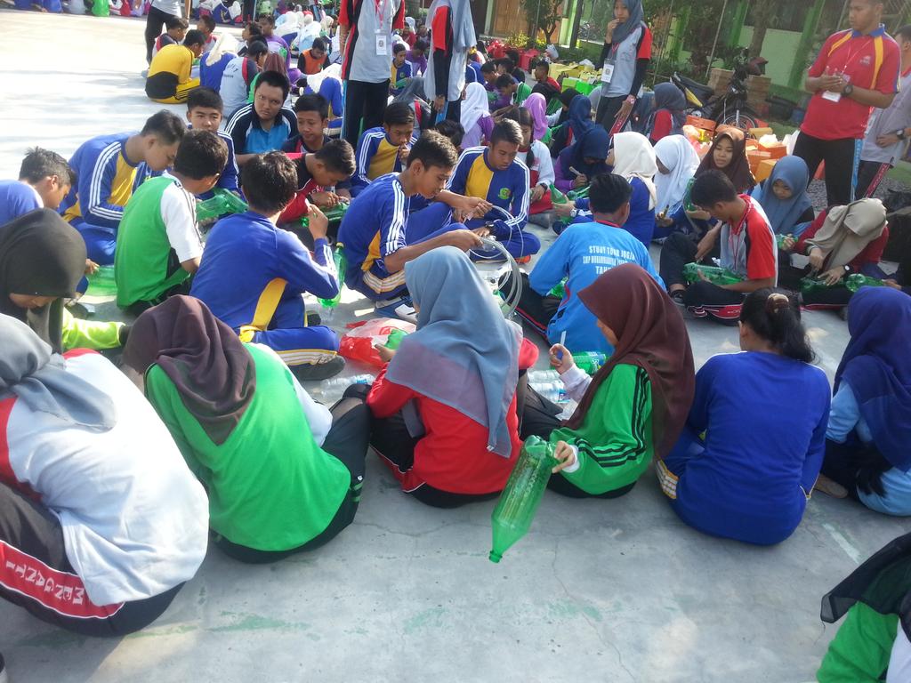 siswa MOPDB mendaur ulang dari sampah botol menjadi pot gantung