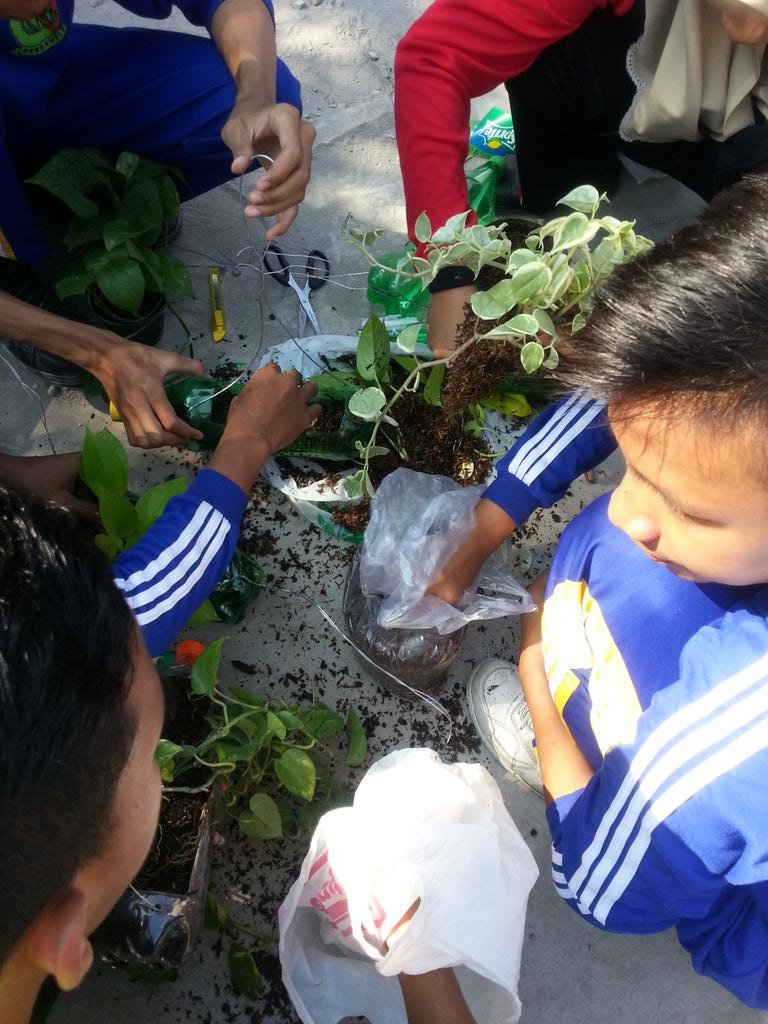 siswa MOPDB menanam bunga gantung