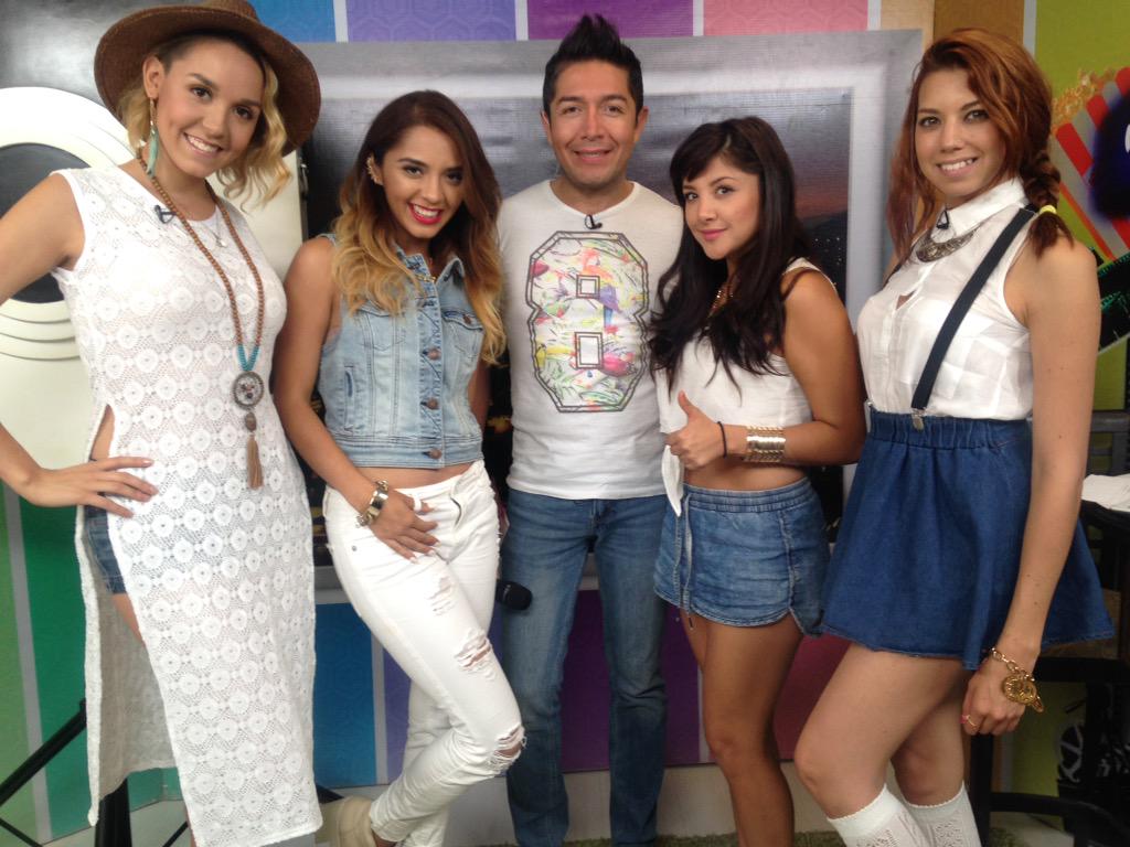 ElSitioMVM's tweet photo. Estamos en vivo y nos acompaña @ShankiMusic con tanta belleza, nos deleitan con su proyecto musical. http://t.co/SB3FBqP5Y9