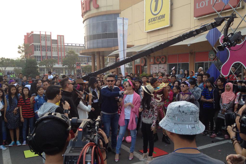 OfficialFerry_M's tweet photo. Inbox yuks... @kangfmaryadi dan host2 super mantabbbsss live hanya di sctv http://t.co/bdHzy1Wfp6
