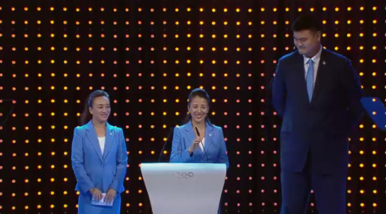 JensWeinreich's tweet photo. "Yes, I am standing" says Chinese IOC member Yang Yang - next to Yao Ming ... @Beijing_2022 #KL2015 #OG2022 http://t.co/JGaSzvOuwL