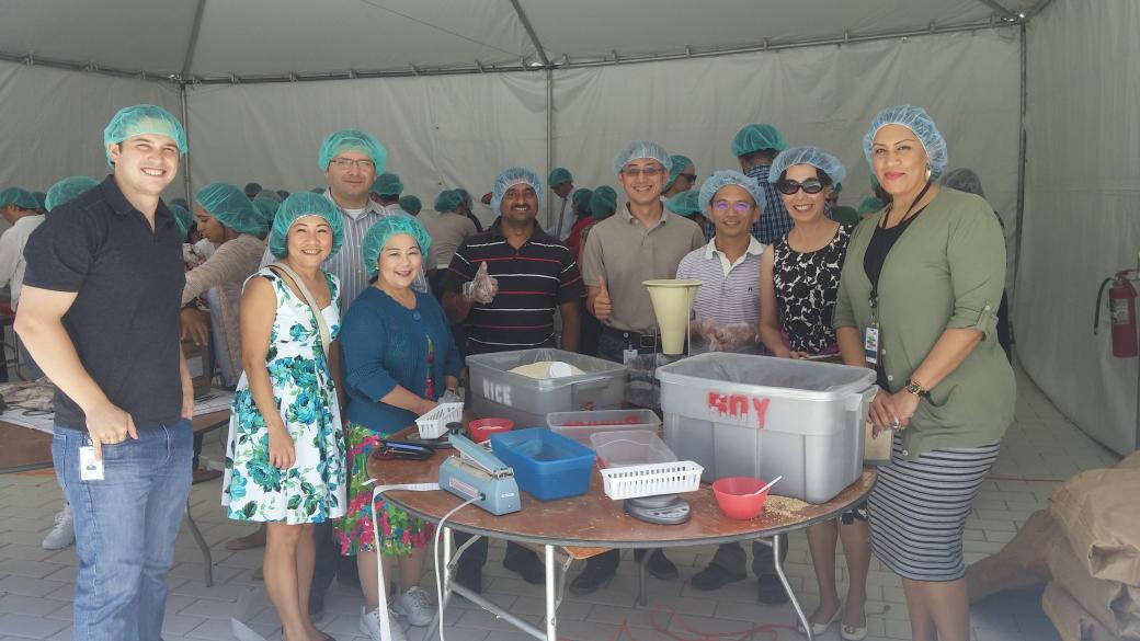 SHNBayArea's tweet photo. We planned to pack 10,000 meals but
@JuniperNetworks lives the #JuniperWay & packaged 13,000 instead @stophungernow http://t.co/DSMNLRIxfU