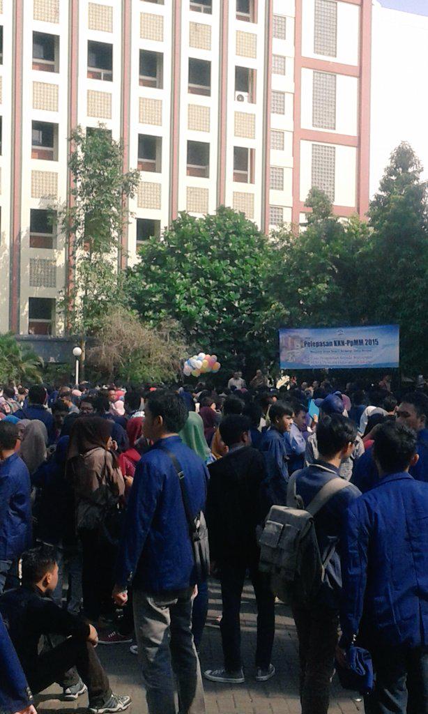 kkn_run's tweet photo. Pelepasan KKN oleh Bapak Rektor Prof @RosyadaDede dan @ppm_uinjkt #KKNUINJKT15 http://t.co/8WFVt2HW3y