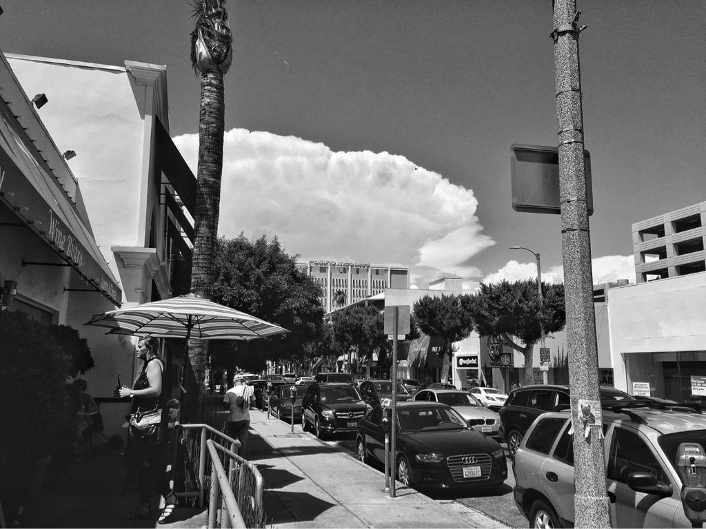 Teekozy's tweet photo. @veraktla thunderhead over Burbank taken from Bev Hills. Looks like the Independence Day space ships arriving http://t.co/elmAjV7Vca