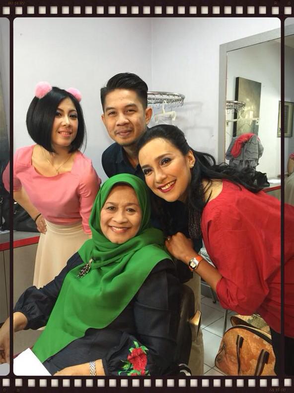 BHS_TVRI's tweet photo. Karena kita adalah keluarga.. Selamat solat jumat buat ayah2 di rumah.. http://t.co/GEI0mITIRw