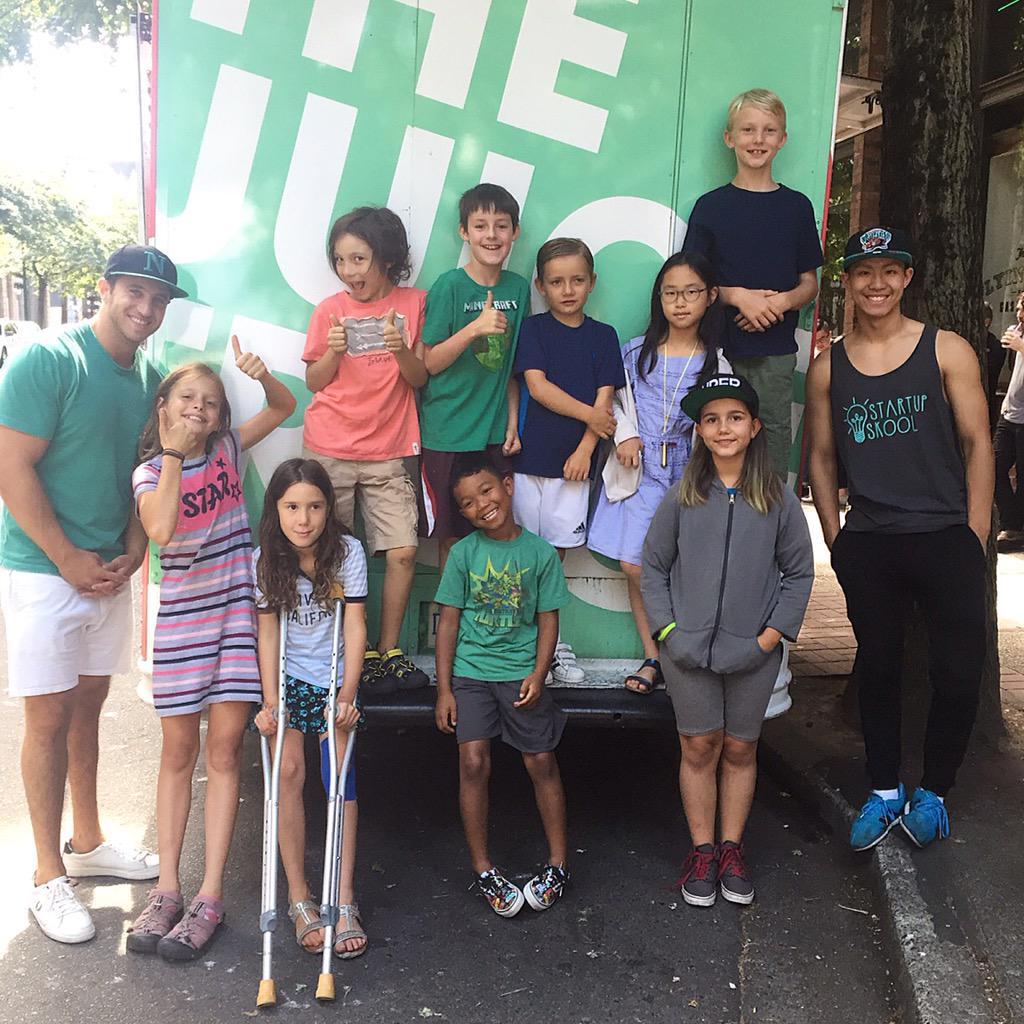 juicetruck's tweet photo. Juicing with the next generation // We love what these kids are up to at @eetoday! #StartupSkool http://t.co/xktSGBjKE4