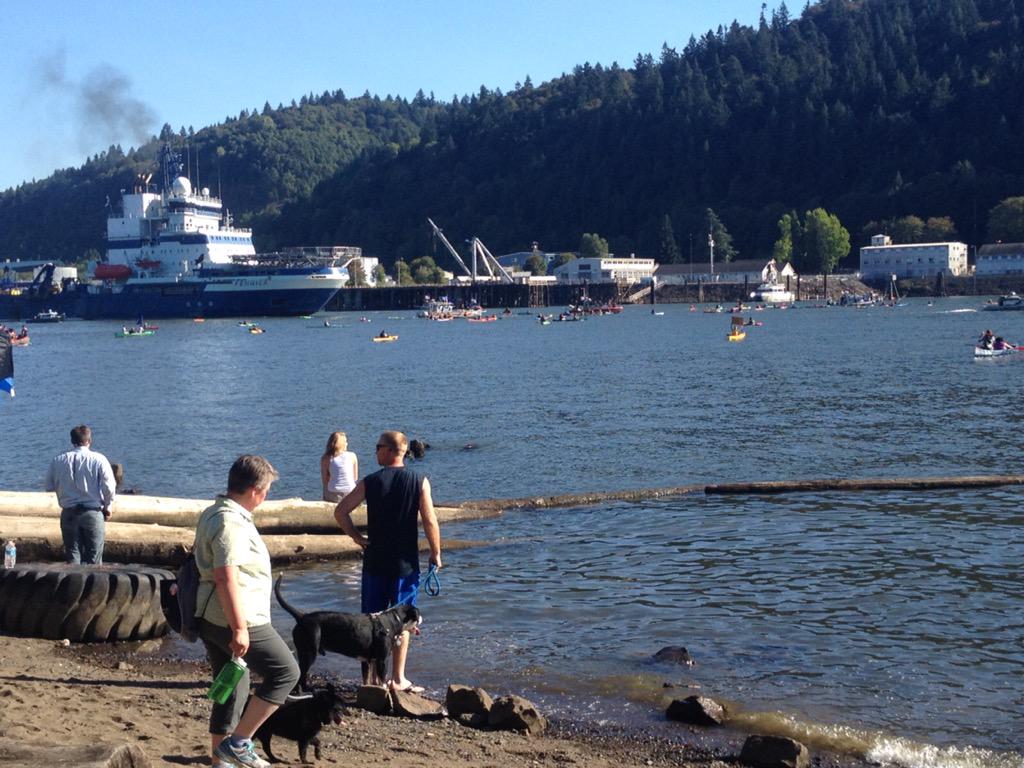 KarjaCH's tweet image. via @incsprawlrepair &amp;amp; Elena Heller: "Shell ship advancing slowly while police clear channel." #ShellNo #ShellNoPDX