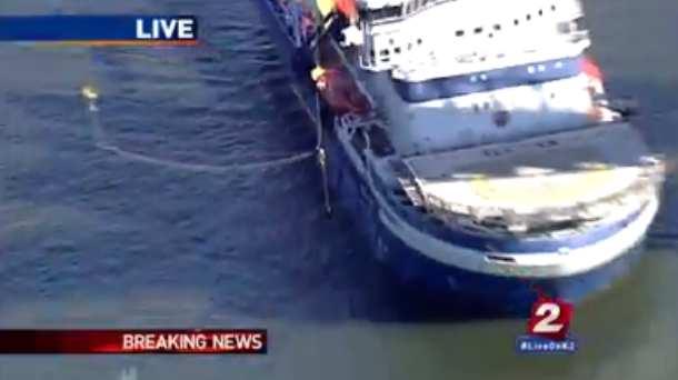 KATUNews's tweet image. Fennica has now cleared St Johns Bridge while some dangling protesters remain: #LiveOnK2 #ShellNoPDX