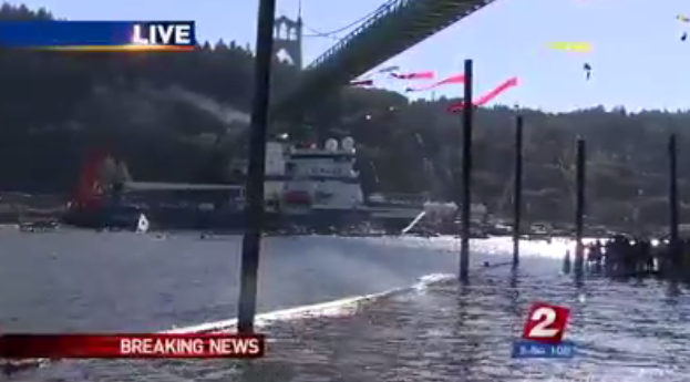 KATUNews's tweet image. Fennica has now cleared St Johns Bridge while some dangling protesters remain: #LiveOnK2 #ShellNoPDX