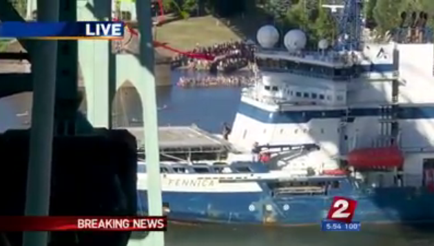 KATUNews's tweet image. Fennica has now cleared St Johns Bridge while some dangling protesters remain: #LiveOnK2 #ShellNoPDX