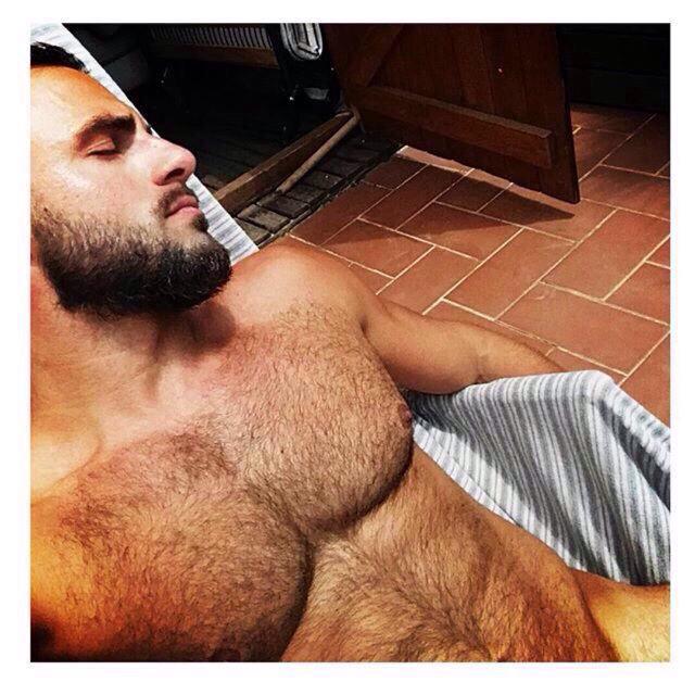 ComDesparza's tweet photo. “@_cockring: #SexywolvesThursday #FurryHunk #BeardsNTatts #HotNScruff http://t.co/HyL22ZJBfZ” #esteasi