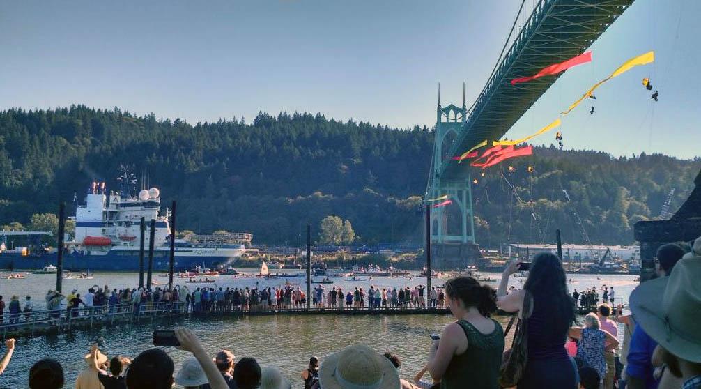 KOINNews's tweet image. Fennica passes underneath St. Johns Bridge. WATCH: ow.ly/Qj448 #koin6news #ShellNo