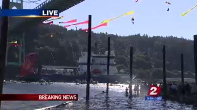 collinrees's tweet image. Fennica passes through St. John's Bridge, heads off to destroy Arctic &amp;amp; #climate. #ShellNo #PDXvsShell @greenpeaceusa