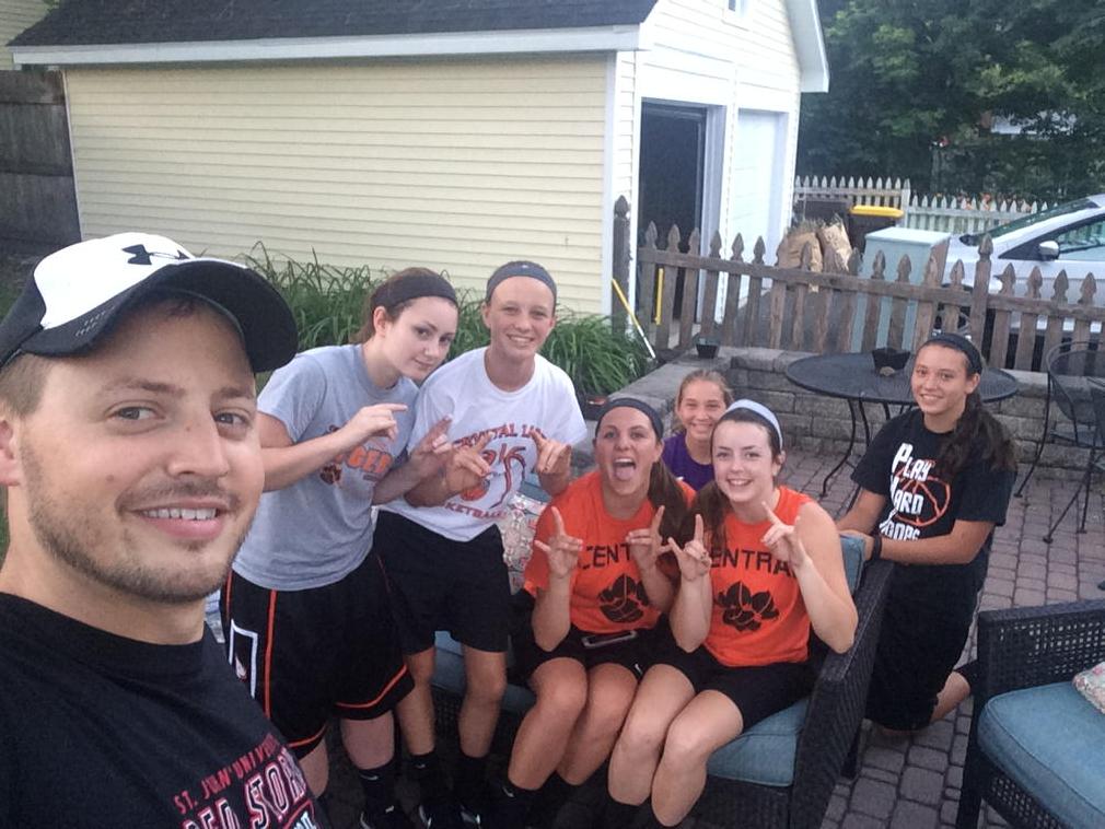 CoachLichty1's tweet photo. End of Summer Open Gym BBQ! @DerekCrabill was missed! #CLChoopsβ οΈ http://t.co/gqLqiLg02F