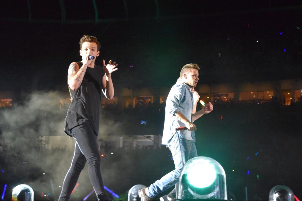 nachodelnarry's tweet photo. this is our poster about weed and Louis saw it and started laughing hahahah #OTRAKansasCity http://t.co/j342fRLHy6