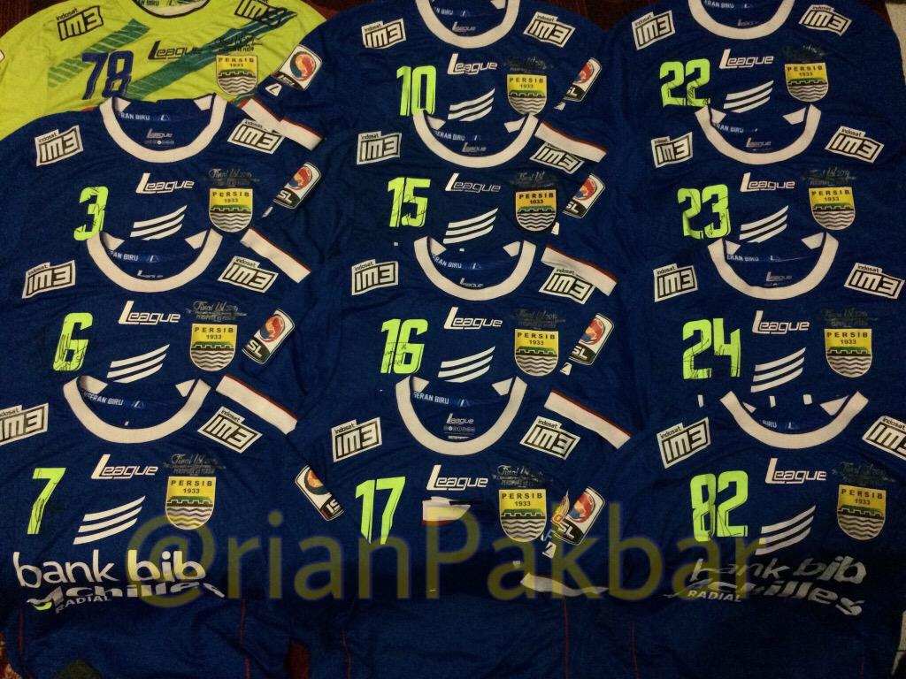rianPakbar's tweet photo. Untung saya belinya taun lalu pas juara, hhe @persib @league_world #PersibPride #BandungJuara http://t.co/tnwR2bdrcH