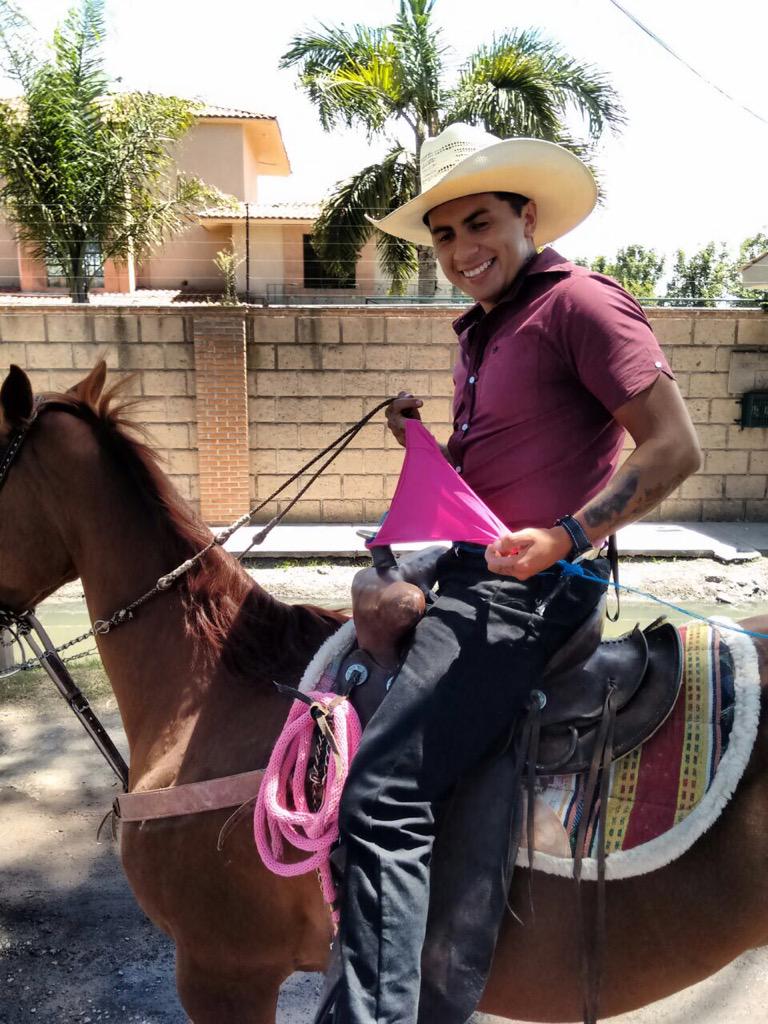 lalobilly's tweet photo. No pueden ver a uno en su caballo porque luego luego empiezan! XD 👙#lanzadas #NiñasSinPudor #GuacalaQueRico http://t.co/oCc9nppZTM