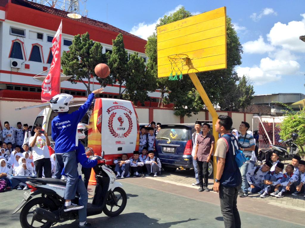 Liat nih aksi seru siswa <a href="/man2modelmtr/">MAN 2 Model Mataram</a> memasukan bola di games bersama <a href="/mayohondaNTB/">mayoHondaNTB</a>! #HondaDBL2015 #HondaDBLMataram