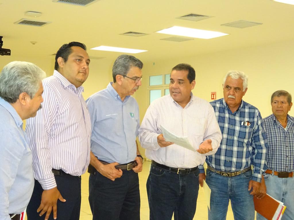 jrbarbosamzo's tweet photo. Entrega Evaluación 'trabajo digno y decente' a ingenio Quesería @navarreteprida @STPS_mx @STPS_UDFT @jrbarbosamzo http://t.co/P74qjNRQjv