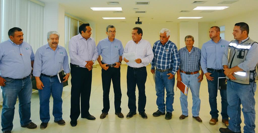 jrbarbosamzo's tweet photo. Entrega Evaluación 'trabajo digno y decente' a ingenio Quesería @navarreteprida @STPS_mx @STPS_UDFT @jrbarbosamzo http://t.co/P74qjNRQjv