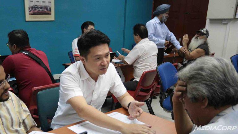 ChannelNewsAsia's tweet photo. Stepping down: Inderjit Singh
Possible replacement: Henry Kwek?
#AngMoKioGRC http://t.co/FfeOsauMNt @TODAYonline http://t.co/O8OIfL4lOA