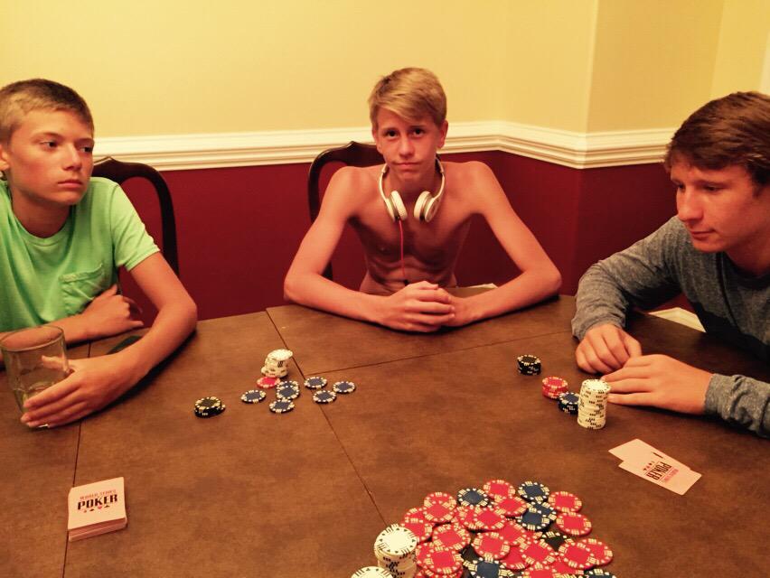 ShellbelSmith's tweet photo. @curlee_david @chrismacc44 @christian_tew They're not 2 happy w/me right now... Takin ALL the chips 😂👏💆 http://t.co/Hvy1giHlEv
