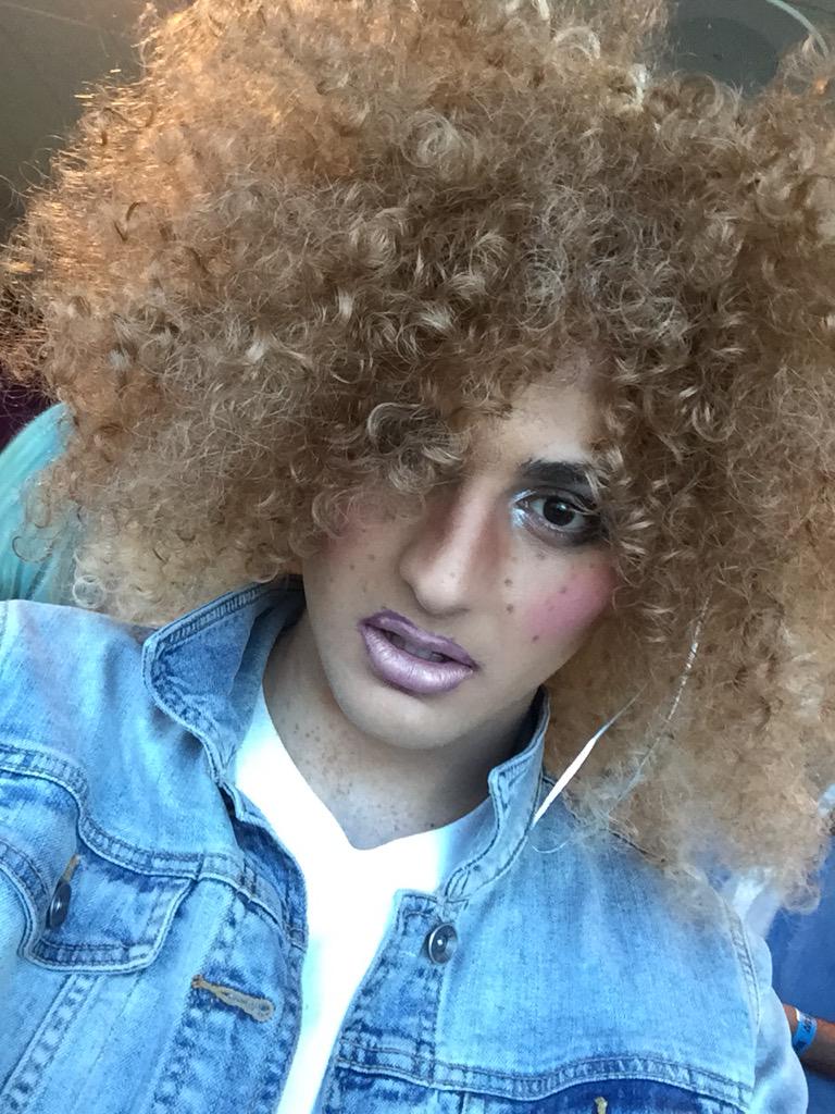 twaimz's tweet photo. found this girl that looks JUST like me. weird http://t.co/s83dRwVdjo