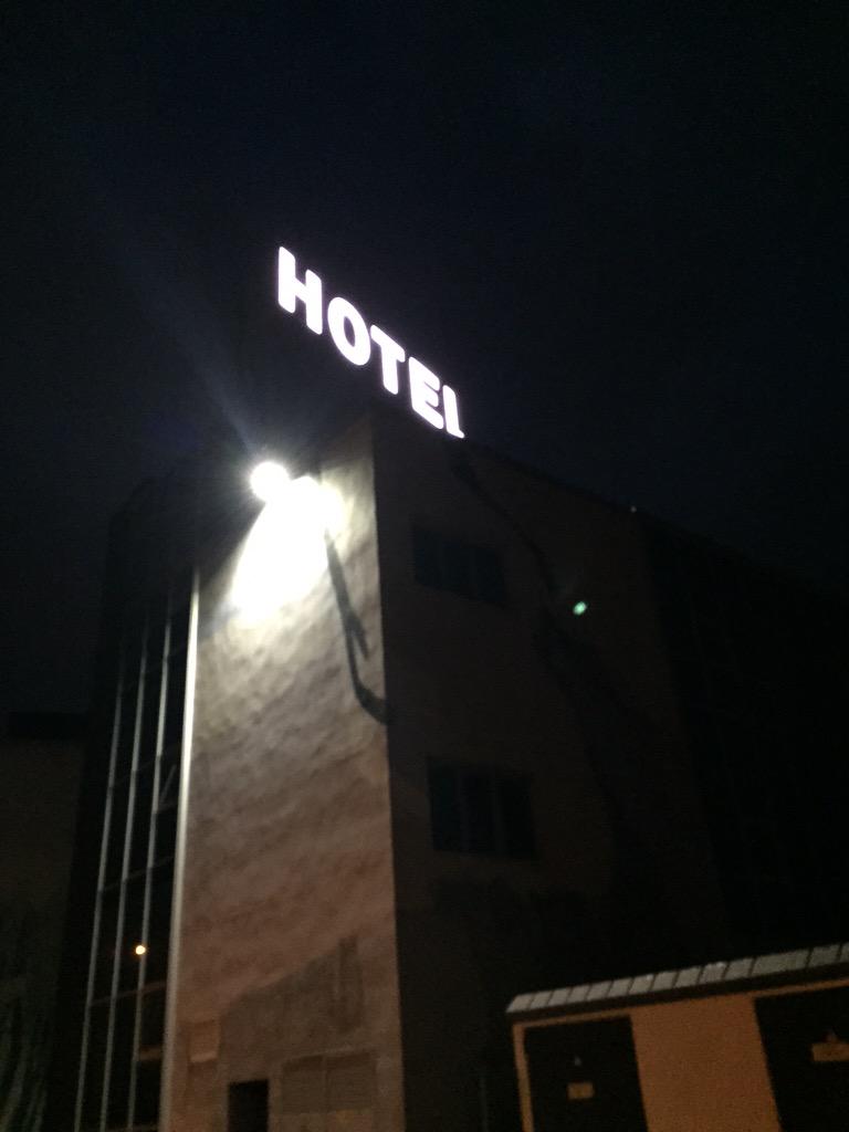 antvalrui's tweet photo. Llueve un poco...nos vamos a un hotel!#ArenalSound2015 http://t.co/FycwI0K6oh