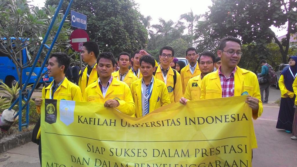 alfathsatriya's tweet photo. Kafilah UI bersiap untuk pawai ta'aruf di acara #MTQMN14 cc: @DPM_UI @MTQMN14 http://t.co/RXeJZ0GY08