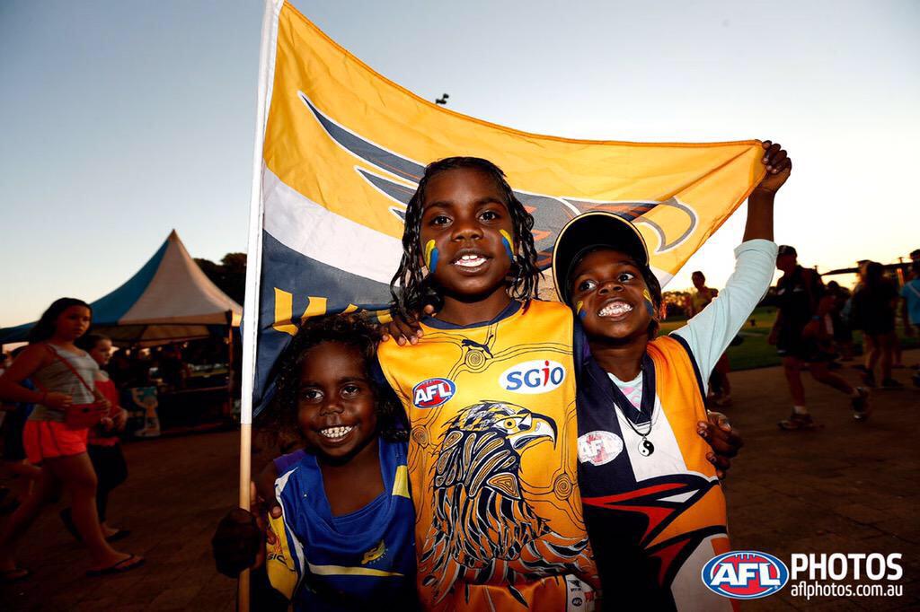 NicNat's tweet photo. #AFLMANYCOLOURS http://t.co/TzrjiTsJCQ